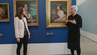 Die studentische Mitarbeiterin Johanna Mirea im Gespräch mit der Direktorin des Jüdischen Museums Berlin Hetty Berg. | Bild: BR