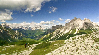 Wandern in den Dolomiten. | Bild: BR