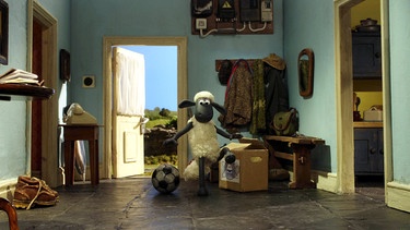 Im Haus des Farmers Ball zu spielen, ist für Shaun nicht ungefährlich. | Bild: Aardman Animations Ltd./BR/WDR