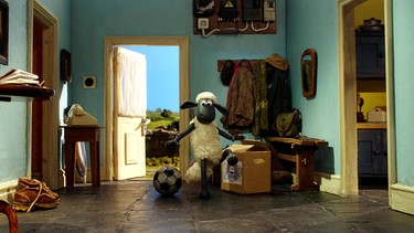 Im Haus des Farmers Ball zu spielen, ist für Shaun nicht ungefährlich. | Bild: Aardman Animations Ltd./BR/WDR