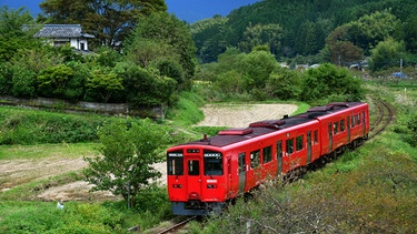 Nahe bei Yufuin ist ein Nahverkehrszug unterwegs. Viele der schönsten Orte liegen an kleinen Nebenstrecken. | Bild: SWR