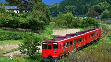 Nahe bei Yufuin ist ein Nahverkehrszug unterwegs. Viele der schönsten Orte liegen an kleinen Nebenstrecken. | Bild: SWR