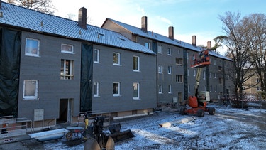 Mehrfamilienhaus der Gewobau in Erlangen, das energetisch saniert wird - u.a. mit Thermohüllen an der Außenwand. | Bild: BR