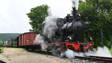 Erster August 2021: zum ersten Mal verlässt der Dampfzug die bisherige Endhaltestelle Sägmühle in Richtung Katzenstein. | Bild: SWR/Bettina Bansbach