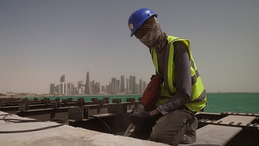 Einer von 2,2 Millionen Gastarbeitern: Etwa acht von zehn Menschen in Katar sind Migranten. Knapp eine Million arbeitet im Baugewerbe. Die meisten kommen aus Nepal, Indien, Bangladesch oder den Philippinen. | Bild: NDR/elb motion pictures GmbH/Felix Korfmann