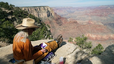 Die Malerin Serena Supplee kommt immer in den frühen Morgenstunden an den Grand Canyon. Dafür fährt sie mitten in der Nacht von ihrem Zuhause in Utah los. | Bild: NDR/Frank Bergfeld