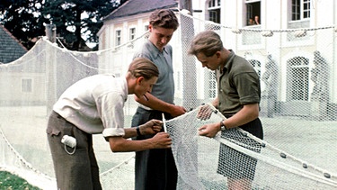 Fischereilehrlinge bei Netzarbeiten in den 1970er Jahren im Schlosspark Königswartha. | Bild: BR/MDR/Simank