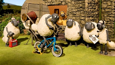 ARD/WDR SHAUN, DAS SCHAF (29), "Sondersendung", am Samstag (30.11.13) um 05:51 Uhr im ERSTEN. Der kaputte Fernseher des Bauern hält die Schafe ganz schön auf Trab. © WDR/Aardman Animations Ltd. , honorarfrei - Verwendung gemäß der AGB im engen inhaltlichen, redaktionellen Zusammenhang mit genannter WDR-Sendung bei Nennung "Bild: WDR/Aardman Animations Ltd. " (S2). WDR Presse und Information/Bildkommunikation, Köln, Tel: 0221/220 -7132 oder -7133, Fax: -777132, bildkommunikation@wdr.de | Bild: Aardman Animations Ltd./BR/WDR