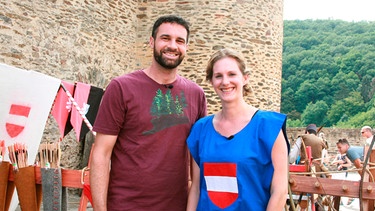 Steffen König mit Frau Ersfeld auf dem Mittelaltermarkt auf Schloss Vianden in Luxemburg. | Bild: BR/SWR/Daniel Dorn