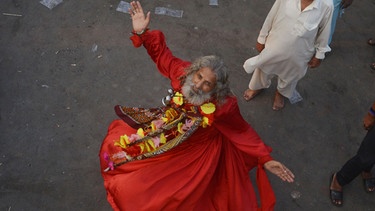 Pakistanische muslimische Gläubige und Malang beim jährlichen religiösen Festival "URS" am Schrein des Sufi-Heiligen Syed Ali bin Osman Al-Hajvery, im Volksmund als "Data Ganj Bakhsh" bekannt, in Lahore. | Bild: picture alliance / Pacific Press | Rana Sajid Hussain