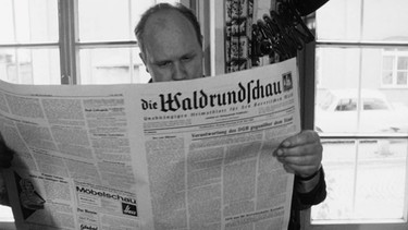 Die "Waldrundschau", Zeitung für rund 3000 Einwohner in Waldkirchen im Bayerischen Wald. | Bild: BR