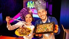 Tarkan und Clarissa beschäftigen sich dieses Mal mit dem Thema "Magie in der Küche mit Clarissa und Tarkan". | Bild: BR/WDR/Thorsten Schneider
