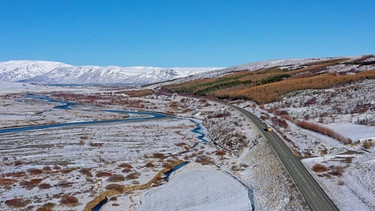 Der Ringbus fährt auf der N1 im Norden in Richtung Akureyri. | Bild: NRD/Felix Korfmann