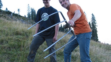 Willi Weitzel (rechts) auf der Ornach Alpe mit Peter beim Alpengolfen. So nennt er das Verteilen der Kuhfladen auf der Weide. | Bild: BR/megaherz gmbh/