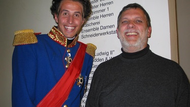 Willi als König Ludwig II. mit dem Intendanten Stefan Barbarino des Musical-Theaters in Füssen. | Bild: BR/megaherz gmbh/