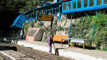 Die rund 100 km lange Strecke der Kalka-Shimla-Bahn führt vorbei an beschaulichen Kleinstädten wie Barog oder Kandaghat, in denen auch zahlreiche Tempelanlagen zu sehen sind. | Bild: BR/HR/Peter Weinert