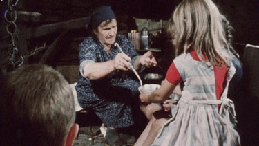 Dorfkinder im Tessin bekommen von der Großmutter Ziegenmilch serviert - 1971. | Bild: BR/SWR