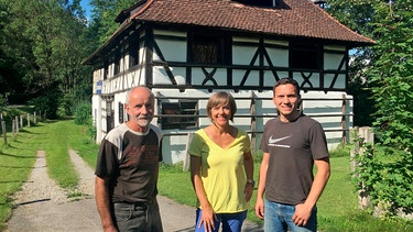 Annette Krause mit den Weißgerbern Achim und Jürgen Kolesch vor der Weißgerberwalke. | Bild: BR/SWR/Jo Müller