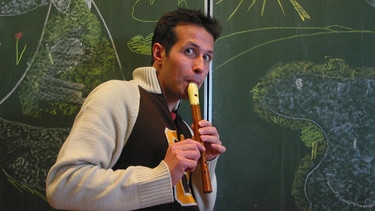 Willi Weitzel in einer Improvisationsklasse. Er möchte heute herausfinden, wie man den richtigen Ton trifft. | Bild: BR/megaherz gmbh