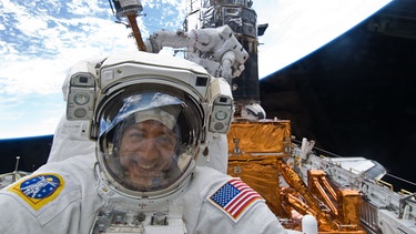 NASA-Astronaut Mike Massimino beim Weltraumspaziergang zur Wartung des Teleskops im Rahmen der letzten von fünf Servicemissionen zu Hubble im Jahr 2009. | Bild: BBC/NASA