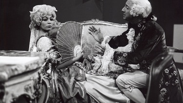 Silvia Luzzi als die eifersüchtig intrigierende Rosaura und Umberto Troni als der unstete Liebhaber Florindo in einer Commedia dell-arte-Szene. | Bild: BR/Foto Sessner