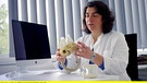 Dr. Dilek Gürsoy mit dem gängigen Kunstherz, das derzeit weltweit implantiert wird. Für die meisten Frauen ist es allerdings zu groß. | Bild: WDR/btf