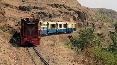221 Kurven und 800 Meter Höhenunterschied muss die Matheran-Hill-Bahn auf ihrem Weg in den Luftkurort Matheran im Nordwesten Indiens zurücklegen. | Bild: BR/HR/Peter Weinert