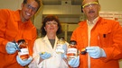Willi (links) mit Therese und Klaus im Labor der Raffinerie. Hier erfährt er, dass das Öl gereinigt und destilliert wird. | Bild: BR/megaherz gmbh/