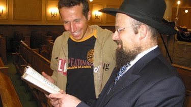 Willi Weitzel mit Rabbiner Israel Diskin in einer Synagoge. Heute möchte Willi herausfinden, was es bedeutet, jüdisch zu sein. | Bild: BR/megaherz gmbh