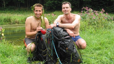 Von links: Willi und der Outdoorexperte Markus. Heute ist Willi in der Wildnis unterwegs und muss dabei einen Fluss durchqueren. | Bild: BR/megaherz gmbh