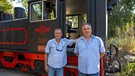 Der Pilio Zug mit Panaiotis Paschos (links) und Dimitris Voulgaris. | Bild: NDR/Catrin Günther