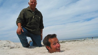 Willi mit dem Seehundschützer Dieter während der Dreharbeiten am Strand von Helgoland. | Bild: BR/megaherz gmbh/