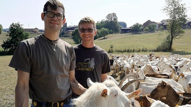 Die Ziegenbauern Timo Haas (links) und Frank Simon. | Bild: BR/HR/Juliane Hipp
