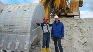 Willi Weitzel mit dem Geologen Alexander Braatz in einer Kaolinabbaustätte. Kaolin ist ein wichtiger Rohstoff zur Keramikherstellung. | Bild: BR/megaherz gmbh