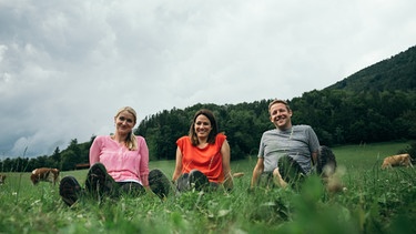 Lisa Gadenstätter mit Familie Aschauer | Bild: ORF/Neuland Film/Sebastian Schwarz