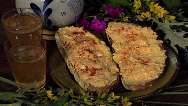 Zum frischen Äppelwoi gibt es Brot mit Matschko, ähnlich dem bayerischen Obatzten. | Bild: BR/HR