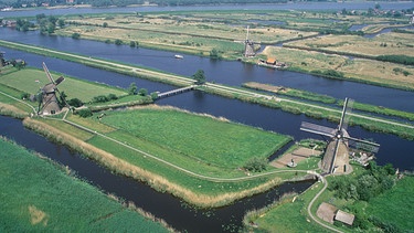 19 Mühlen gehören zum Welterbe Kinderdijk. Zusammen mit den Deichen schützen sie das Hinterland vor Überschwemmungen. | Bild: BR/SWR