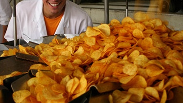 Willi in der Chipsfabrik. | Bild: BR/megaherz gmbh/