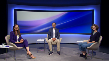 v. l. n. r.: Moderatorin Andrea Lauterbach; Dr. med. Peter von Philipsborn, Leiter des Public Health Nutrition Teams der LMU München; Hannah Nieswand, Workshopleitung überkochen e.V. | Bild: BR