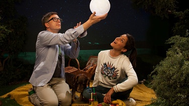 Clarissa und Ralph beschäftigen sich heute mit dem Thema "Sonne, Mond und was sonst noch so am Himmel ist". | Bild: WDR/Thorsten Schneider
