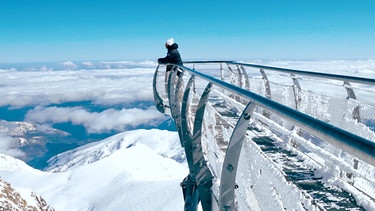 Nicolas Bourgeois auf einer Aussichtsplattform in fast 3.000 Meter Höhe. | Bild: SWR/navegantes