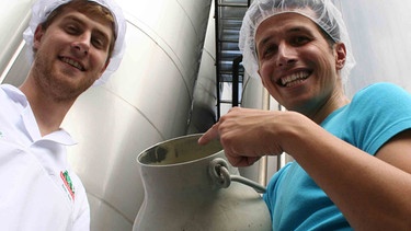 Willi (rechts) und Molkereimeister Paul Althammer. Heute dreht sich alles um Molkereiprodukte und um die Tiere, denen wir die Milch verdanken. | Bild: BR/megaherz gmbh