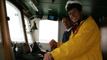 Willi mit Kapitän Heinrich von Holdt auf der "Seeadler" unterwegs durchs Wattenmeer. | Bild: BR/megaherz gmbh/