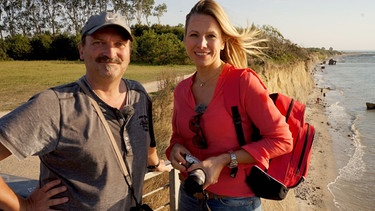 Moderatorin Andrea Grießmann mit Fotograf Frank Burger (links) an der Steilküste von Ahrenshoop. | Bild: BR/WDR/Linda Windmann