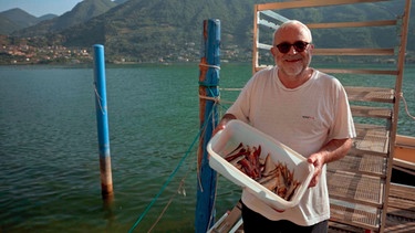 Fernando Soardi ist einer von 30 Berufsfischern am See. Er stammt aus dem Ort Carzano auf Monte Isola. Schon sein Urgroßvater war hier Fischer. Der Fischfang war über Jahrhunderte die wichtigste Lebensgrundlage der Insulaner. | Bild: Radio Bremen/Lür Wangenheim