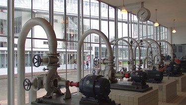 Die Van Nelle Fabrik in Rotterdam gehört seit 2014 zum UNESCO-Welterbe. Zur Schau gestellte Technik im Kraftwerk demonstriert Fortschritt und Modernität. | Bild: BR/SWR/Holger Schüppel