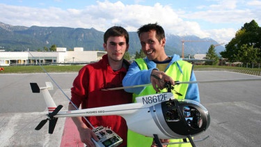Willi (rechts) mit dem Modellhubschrauberbauer Manuel Heiduczek. | Bild: BR/megaherz gmbh