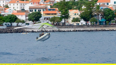 Bryan Eaton beim Abheben mit seinem "Fliegenden Beiboot" im Hafen der Stadt Horta auf der Insel Faial. | Bild: NDR/planetfilm/Sina Diehl