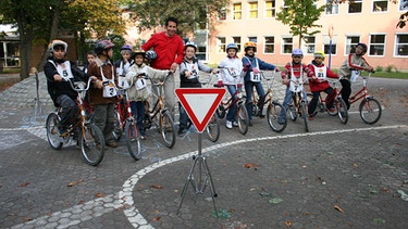 Willi und Schüler der Grundschule Balanstraße nach der Fahrradprüfung. Heute geht's in der Sendung um die Sicherheit im Straßenverkehr. | Bild: BR/megaherz gmbh/