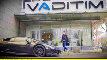 Der 22-jährige Jungmillionär aus dem Sneaker-Business fährt teure Autos und besitzt Immobilien. | Bild: SWR